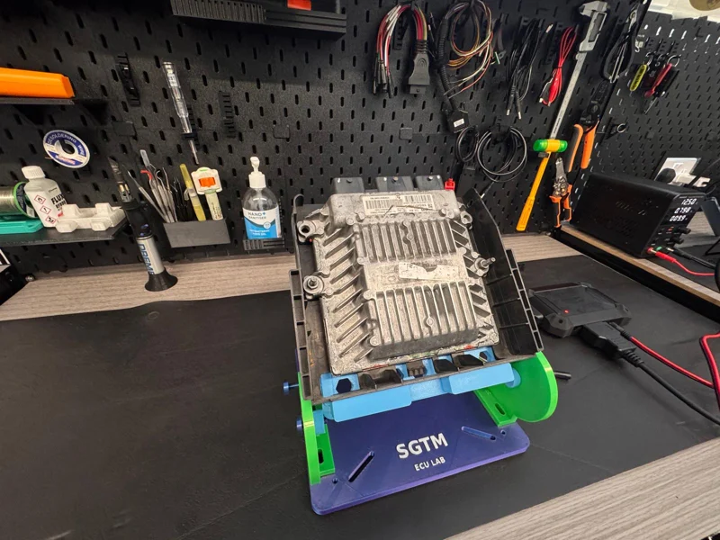 Peugeot SID804 ECU supported on the SGTM bench fixture