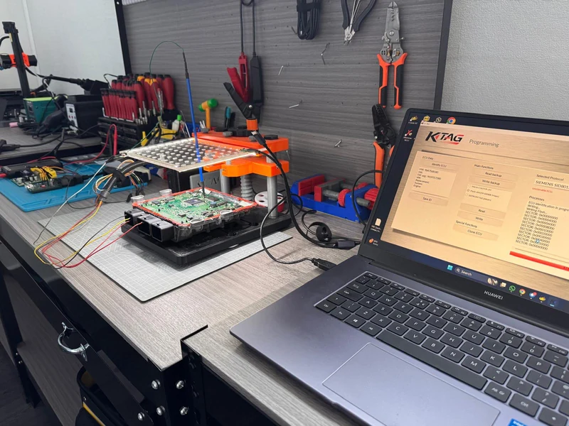 Peugeot Citroën Siemens ECU opened on the bench with programming probes