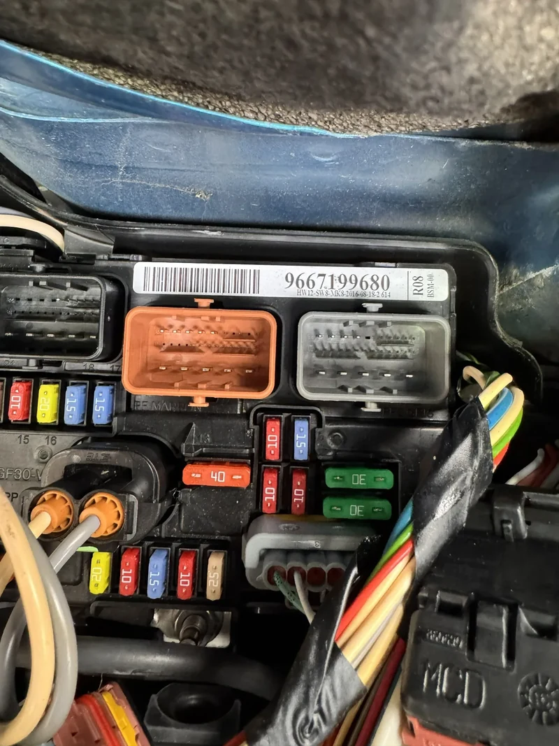 Citroen DS BSI connector and fuse details inspected during programming work