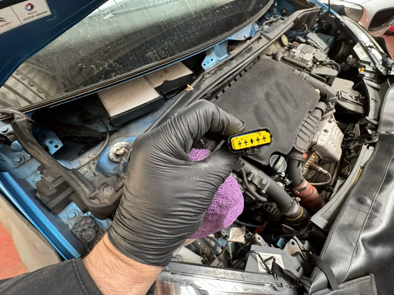Steering wheel stalk connector checked on Citroen DS after BSI work