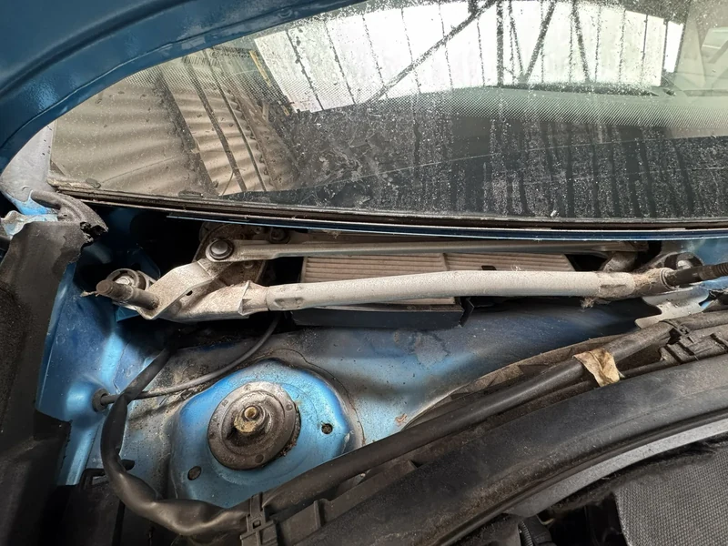 Wiper linkage access on Citroen DS during front wiper fault diagnosis