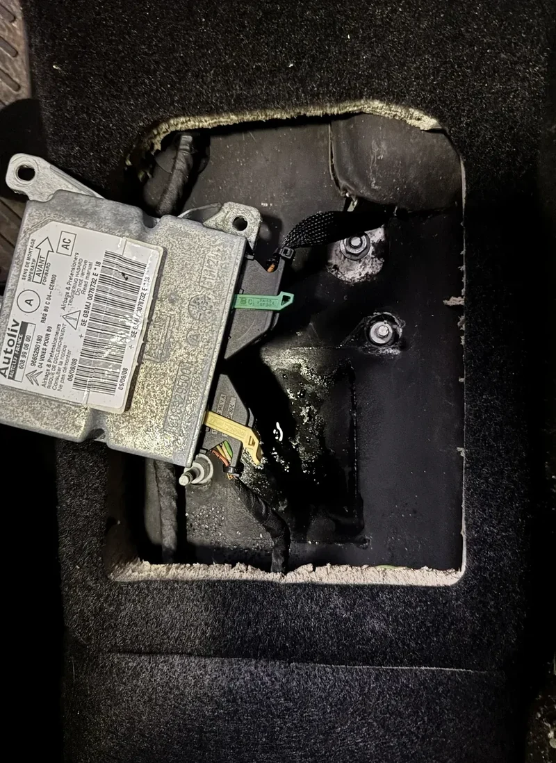 Peugeot Partner airbag module positioned under the carpet