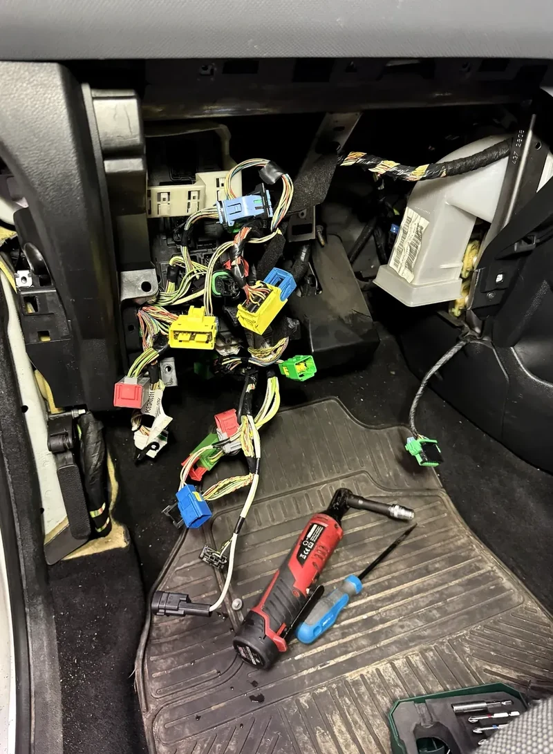 Peugeot Partner dashboard wiring and connectors exposed during module work